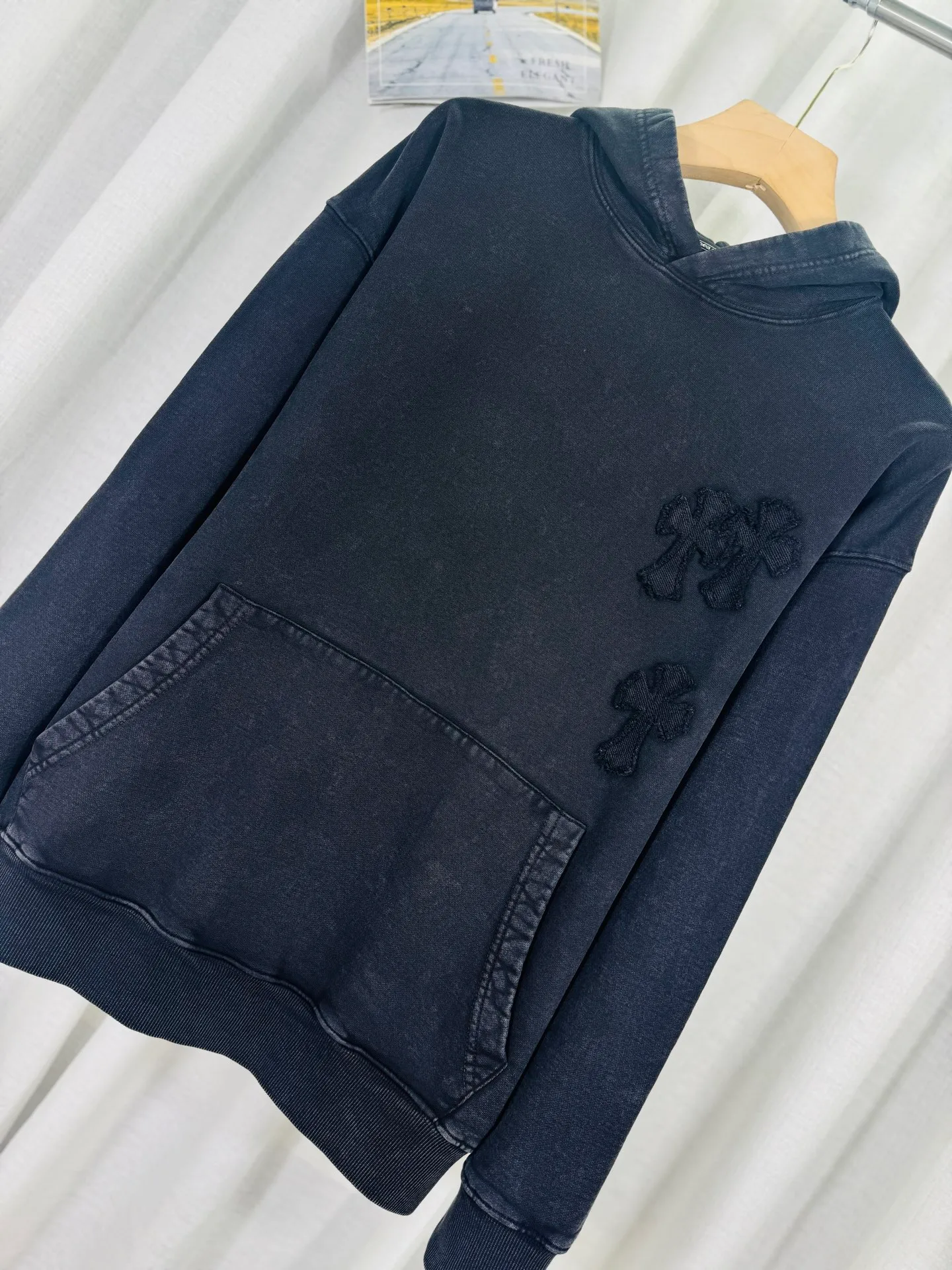 P310 top version, real shot without P, ​​different from market currency) 𝗖𝗵𝗿𝗼𝗺𝗲 𝗛𝗲𝗮𝗿𝘁𝘀/Cro Heart 2025 washed and burned flower patch embroidered autumn and winter new original single counter American style 3D three-dimensional couple casual hooded sweatshirt 👑The highest version! Customized fabric 480g tripe terry fabric! American acid-washed and distressed original fabric, laser burning + patch embroidery, exquisite embroidery of letters! The best-selling model in the counter, very comfortable to wear. Accessories: original molded and authenticated collar label➕100% silk wash label. Genuine purchase-grade original hangtag➕matching hanging rope➕3D hanging beads➕original packaging bag. Craftsmanship: The original version has consistent wiring! The highest version of the armhole matching technique! Color: Black Red Size: S M L XL Style No.: 9331